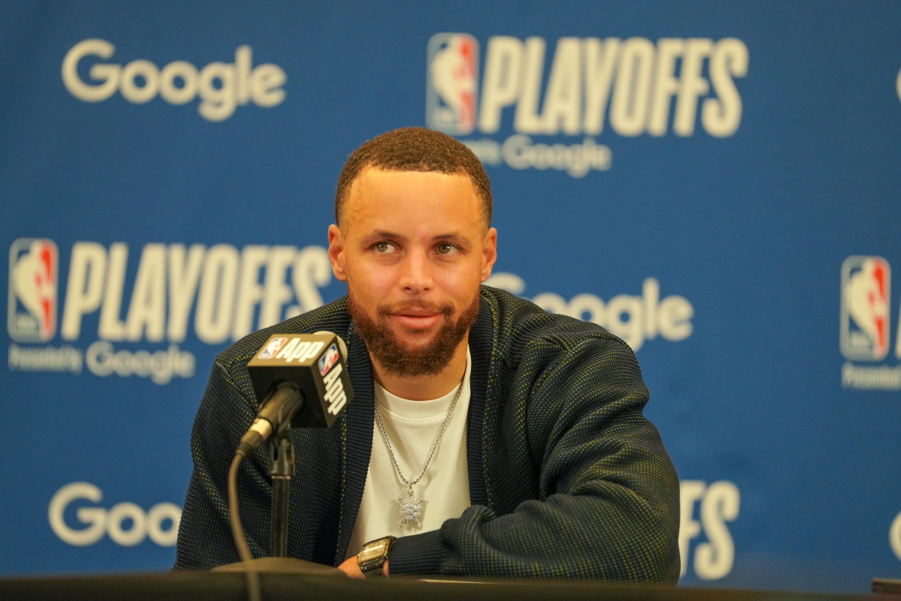 库里赛后记者会接受采访，称赞巴特勒在季后赛会提档。摄影：Jet